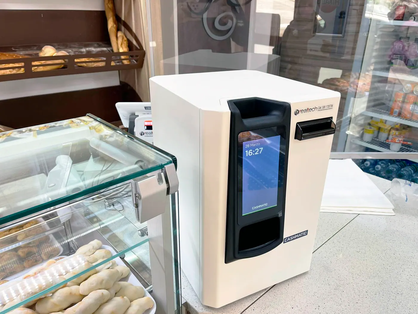 Monnayeur SelfPay au comptoir d'une pâtisserie